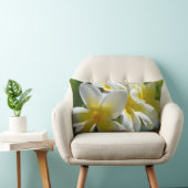 黄色いFrangipaniの枕 ランバークッション (椅子)