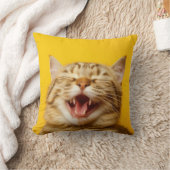 黄色おもしろいい背景の猫 クッション (ブランケット)