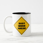 黄色おもしろい忙し作業前注意道路標識2 ツートーンマグカップ (左)