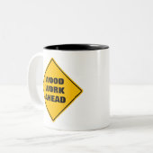 黄色おもしろい木材の作業の前に注意の道路標識2つ ツートーンマグカップ (正面左)
