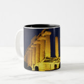 黄色およびオレンジとの夜のギリシャの寺院 ツートーンマグカップ (正面左)