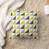 黄色および灰色の三角形パターン装飾用クッション クッション (ブランケット)