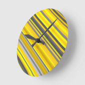 黄色および灰色の斜めラインかストライプなパターン ラウンド壁時計 (傾斜)