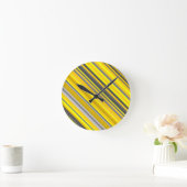 黄色および灰色の斜めラインかストライプなパターン ラウンド壁時計 (ホーム)