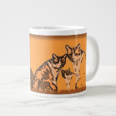 黄色および茶色の虎猫猫 ジャンボコーヒーマグカップ (正面右)