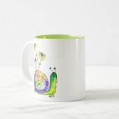 黄色お洒落い花が咲くかわいいハッピースカタツムリ2 ツートーンマグカップ (正面左)