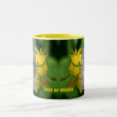 黄色かわいらしのWildflowersフレーム写真を追加 ツートーンマグカップ (中央)