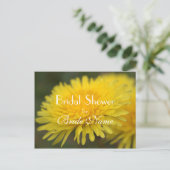 黄色かわいらし野花タンポポブライダルシャワー インビテーションポストカード (スタンド正面)