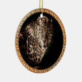 黄色がかった茶色の斑点のあるヒョウがあなたを見ている セラミックオーナメント (右)