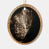 黄色がかった茶色の斑点のあるヒョウがあなたを見ている セラミックオーナメント (左)