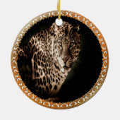 黄色がかった茶色の斑点のあるヒョウがあなたを見ている セラミックオーナメント (裏面)