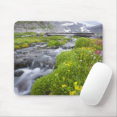 黄色く白いピンクの野生の花が付いているぼやけた川 マウスパッド (マウス)