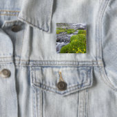 黄色く白いピンクの野生の花が付いているぼやけた川 缶バッジ (インサイチュ)