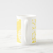 黄色く白い花のモノグラムパターン ボーンチャイナマグカップ (裏面)