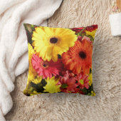 黄色く赤いガーベラの菊によってはクッションが開花します クッション (ブランケット)
