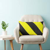 黄色く黒い関心の警告は縞で飾ります ランバークッション (椅子)