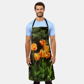 黄色とオレンジのチューリップのエプロン エプロン (着用した状態)
