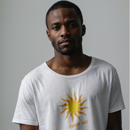 黄色とオレンジのファンキーな炎の太陽 Tシャツ