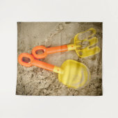 黄色とオレンジの砂のおもちゃ タペストリー (正面(横))