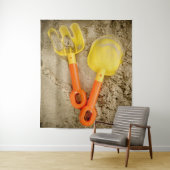 黄色とオレンジの砂のおもちゃ タペストリー (インサイチュ)