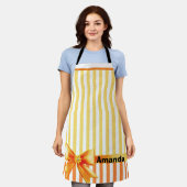 黄色とオレンジストライプ色のパーソナライズされたリボン エプロン (着用した状態)