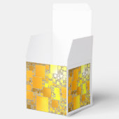 黄色とオレンジ色の四角形ギフトボックス フェイバーボックス (オープン)