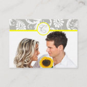 黄色とグレーのダマスクの結婚式の情報カード エンクロージャーカード (裏面)