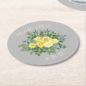 黄色とグレーのヴィンテージエレガントフローラ結婚 ラウンドペーパーコースター (アングル)