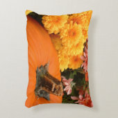 黄色とサンゴのミームを持つカボチャ アクセントクッション (正面(垂直))