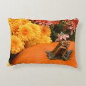 黄色とサンゴのミームを持つカボチャ アクセントクッション (裏面)