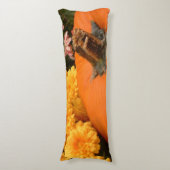 黄色とサンゴのミームを持つカボチャ ボディピロー (正面縦)