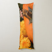 黄色とサンゴのミームを持つカボチャ ボディピロー (裏面 (縦))