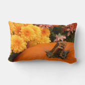 黄色とサンゴのミームを持つカボチャ ランバークッション (裏面)