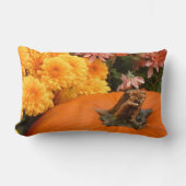 黄色とサンゴのミームを持つカボチャ ランバークッション (正面)