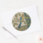 黄色とティール(緑がかった色)の青い鳥が枝に止まる ラウンドシール (封筒)