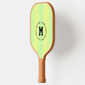 黄色とティール（緑がかった色）ストライプのパーソナライズされた ピックルボールラケット (左)