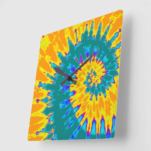 黄色とティール（緑がかった色）スパイラル絞り染め時計 スクエア壁時計 (傾斜)