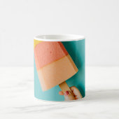 黄色とピンクのつららを持つ人 コーヒーマグカップ (中央)