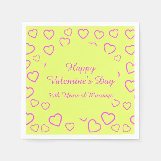 黄色とピンクのハートパターンカスタムメッセージ スタンダードカクテルナプキン (正面)