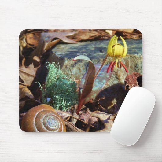 黄色と梅のスイレンとカタツムリ マウスパッド (マウス)