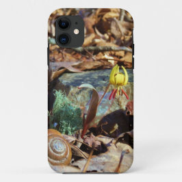 黄色と梅のスイレンとカタツムリ iPhone 11 ケース