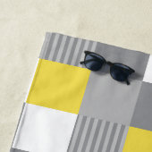 黄色と灰色の四角形とストライプ ビーチタオル (インサイチュ)