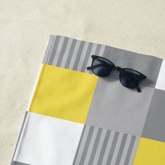 黄色と灰色の四角形とストライプ ビーチタオル (インサイチュ)