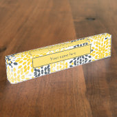 黄色と灰色の炭のモダンフローラ デスクネームプレート (側面)