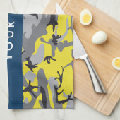 黄色と灰色の迷彩自分の名前をパーソナライズ キッチンタオル (四つ折り)