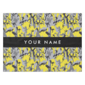 黄色と灰色の迷彩自分の名前をパーソナライズ テーブルクロス (正面(横))
