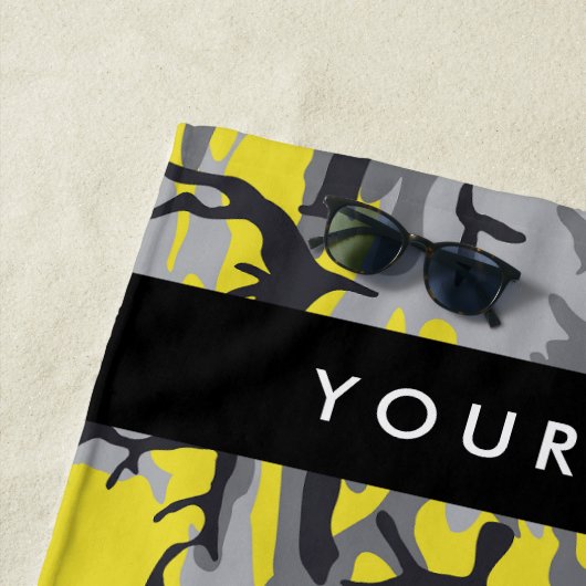 黄色と灰色の迷彩自分の名前をパーソナライズ ビーチタオル (インサイチュ)