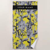 黄色と灰色の迷彩自分の名前をパーソナライズ ビーチタオル (正面)