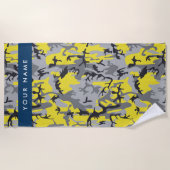 黄色と灰色の迷彩自分の名前をパーソナライズ ビーチタオル (正面)