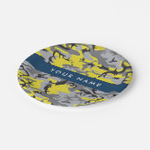 黄色と灰色の迷彩自分の名前をパーソナライズ ペーパープレート (アングル)